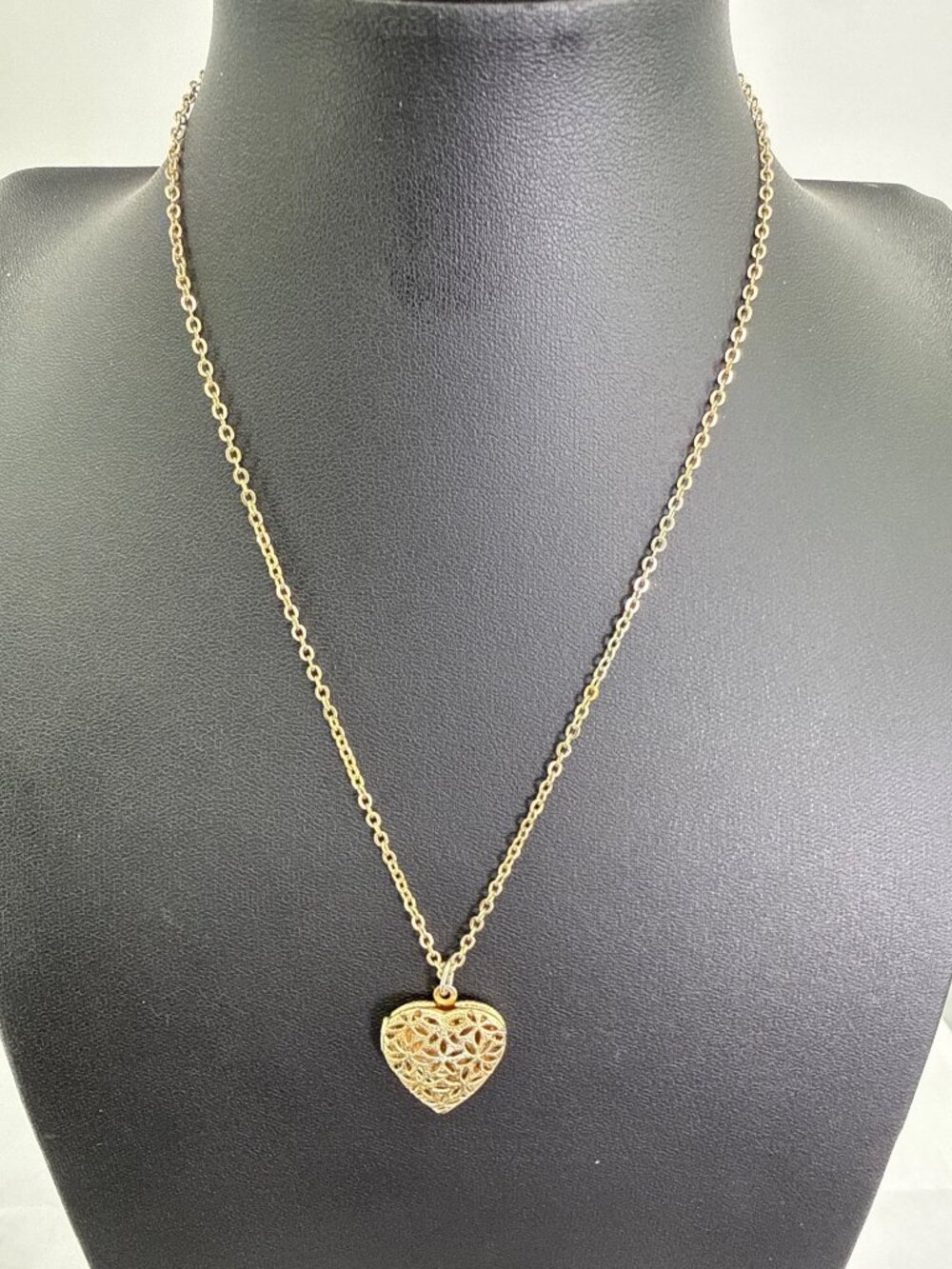Vintage Gold Filigree Heart Locket Necklace Ornate Lattice Romantic Pendant